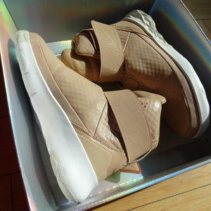 Nike hunter swoosh size 6 mens/8 womens